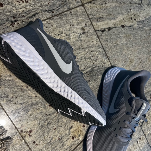 Brand new Nike Revolution sneakers - Picture 4 of 7